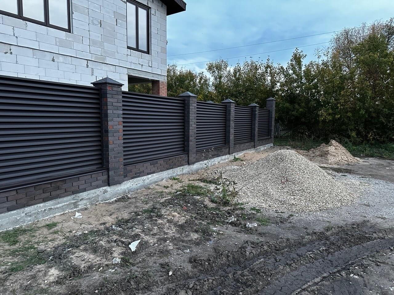 Забор из ламелей Еврожалюзи 38м RAL8019/8019 Темный Шоколад двусторонний MATTE фото 4 в России