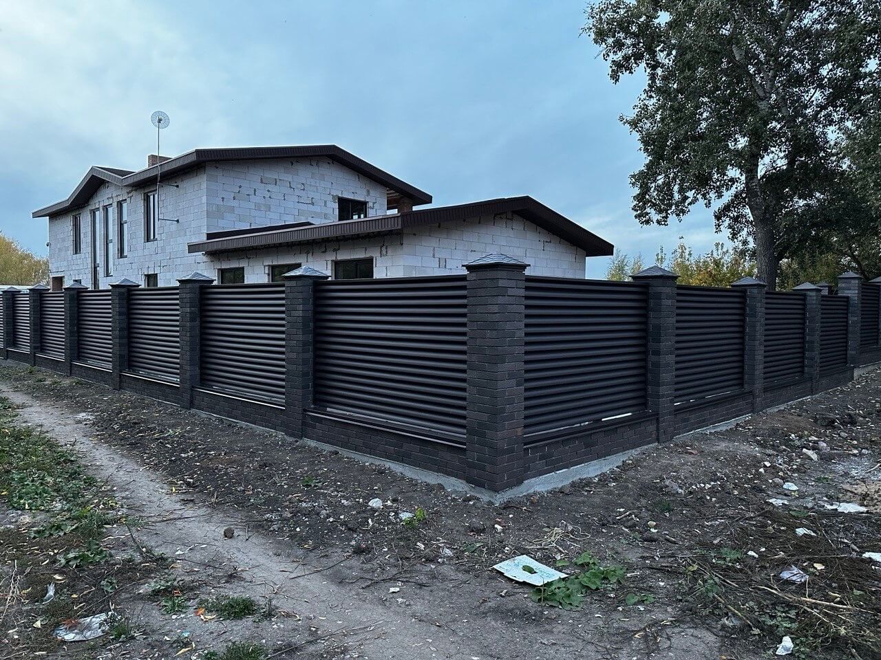 Забор из ламелей Еврожалюзи 38м RAL8019/8019 Темный Шоколад двусторонний MATTE фото 2 в России