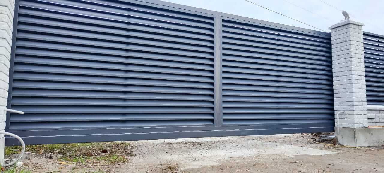 Забор-жалюзи из ламелей ЭКО-Z 32м RAL7024 Серый Графит МАТТЕ фото 3 в России