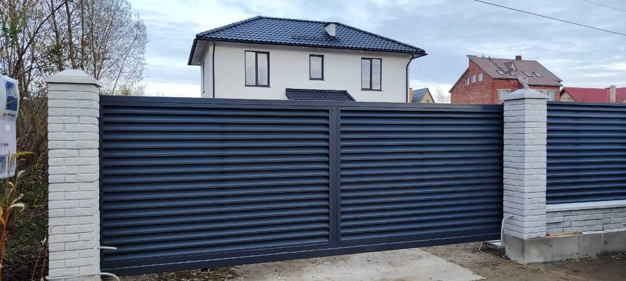 Забор-жалюзи из ламелей ЭКО-Z 32м RAL7024 Серый Графит МАТТЕ фото 2 в России