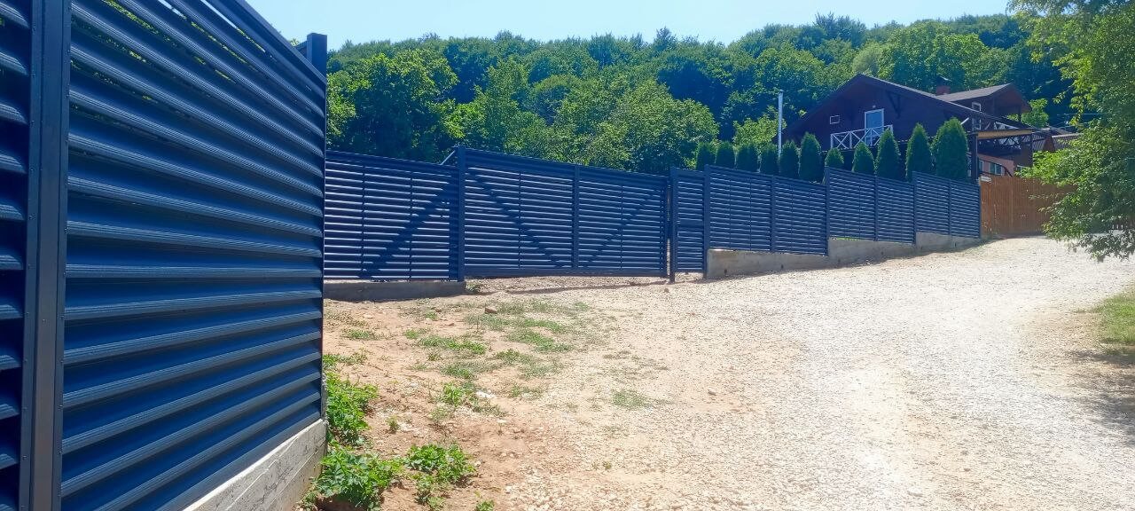 Забор-жалюзи из ламелей Еврожалюзи 53м RAL7024 Серый Графит МАТТЕ фото 8 в России