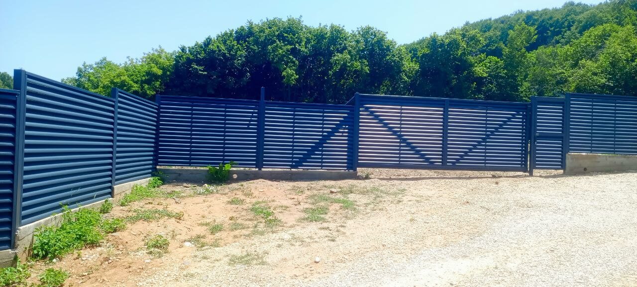 Забор-жалюзи из ламелей Еврожалюзи 53м RAL7024 Серый Графит МАТТЕ фото 7 в России