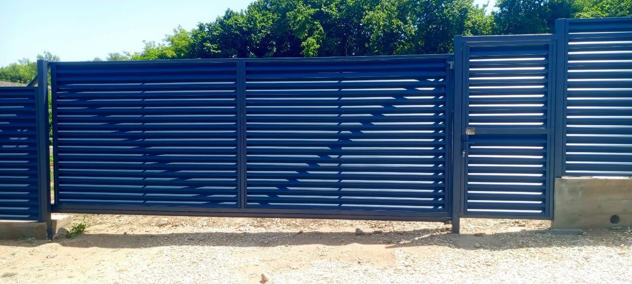 Забор-жалюзи из ламелей Еврожалюзи 53м RAL7024 Серый Графит МАТТЕ фото 5 в России