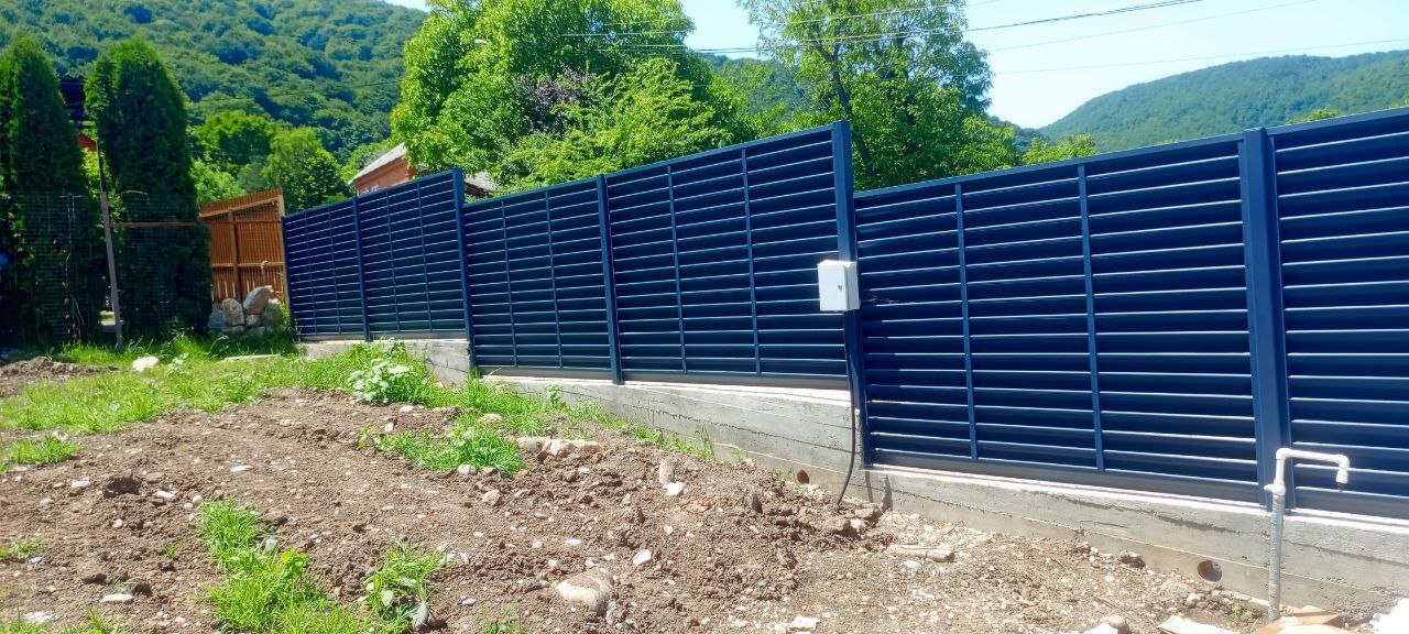 Забор-жалюзи из ламелей Еврожалюзи 53м RAL7024 Серый Графит МАТТЕ фото 3 в России