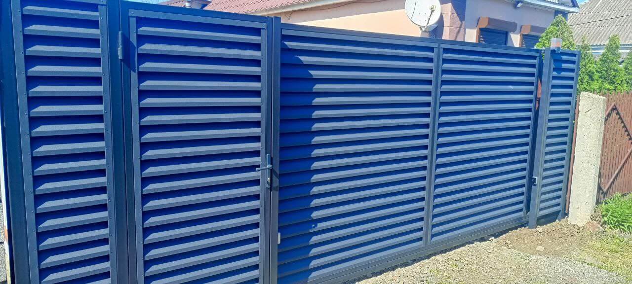 Забор-жалюзи из ламелей Еврожалюзи 53м RAL7024 Серый Графит МАТТЕ фото 10 в России