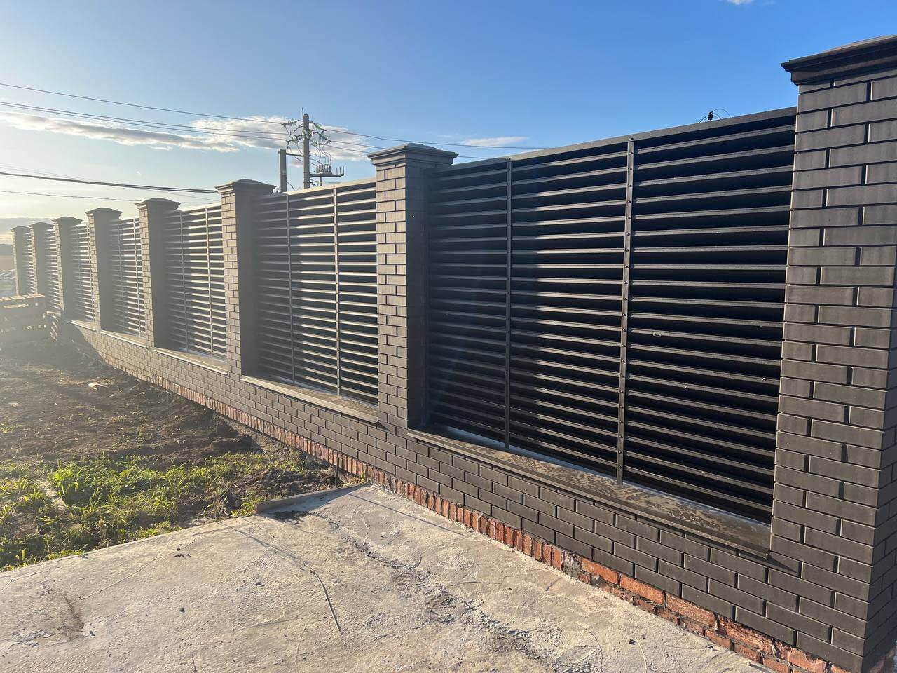 Забор-жалюзи из ламелей ЭКО-Z 43м RAL8019 Темный Шоколад МАТТЕ фото 1 в России