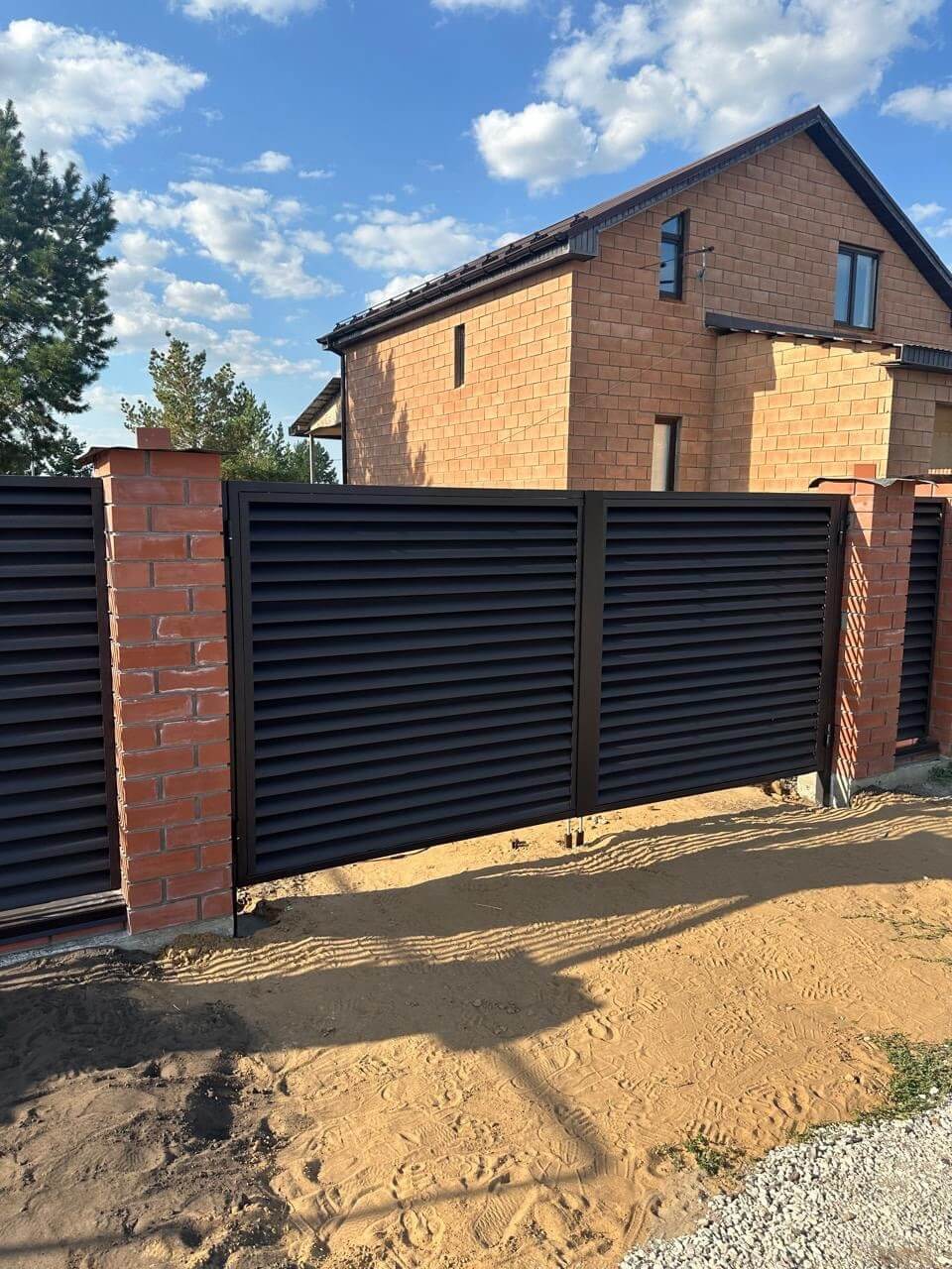 Забор-жалюзи из ламелей Еврожалюзи 38м RAL8019 Темный Шоколад МАТТЕ фото 4 в России