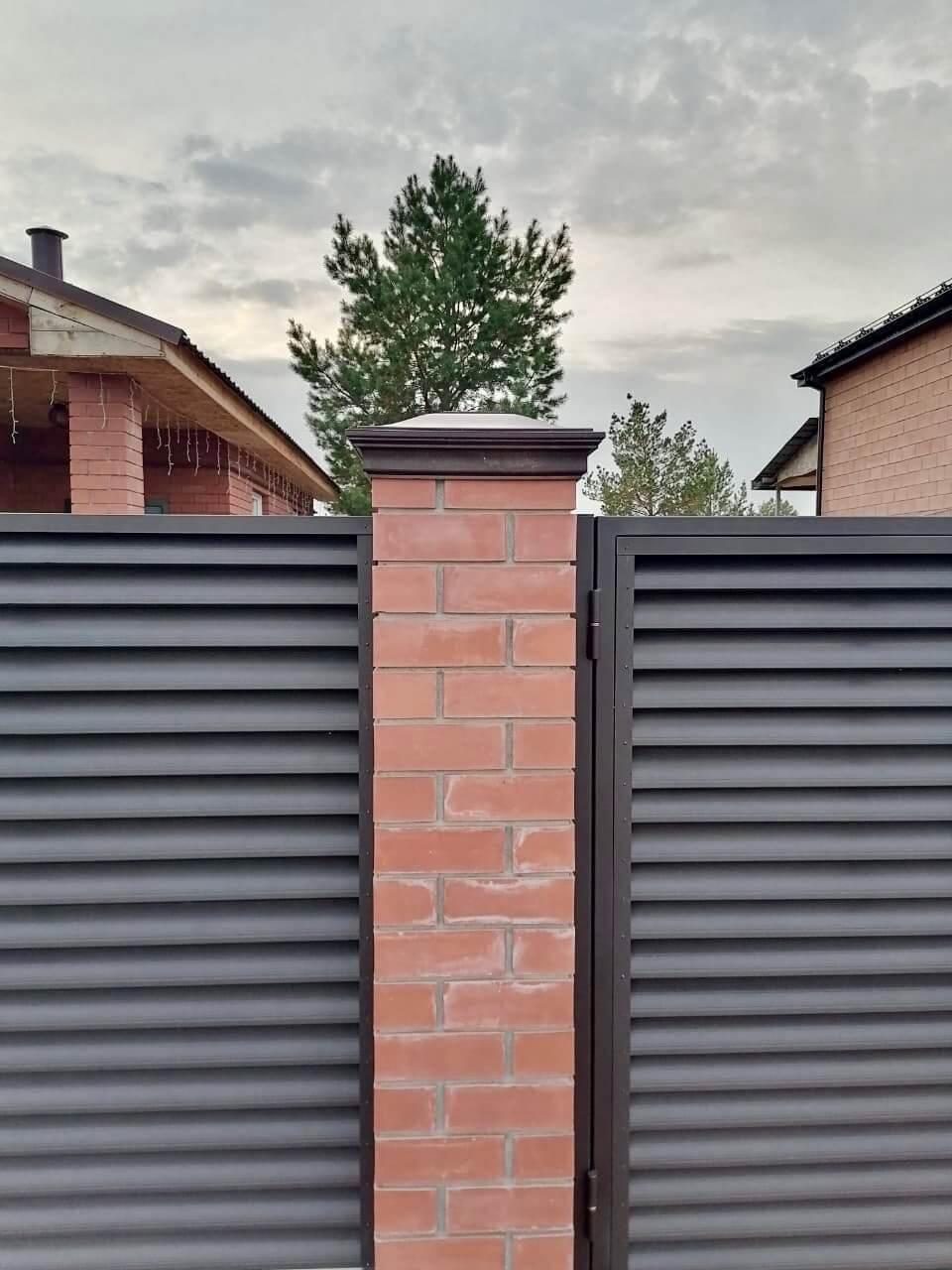 Забор-жалюзи из ламелей Еврожалюзи 38м RAL8019 Темный Шоколад МАТТЕ фото 2 в России