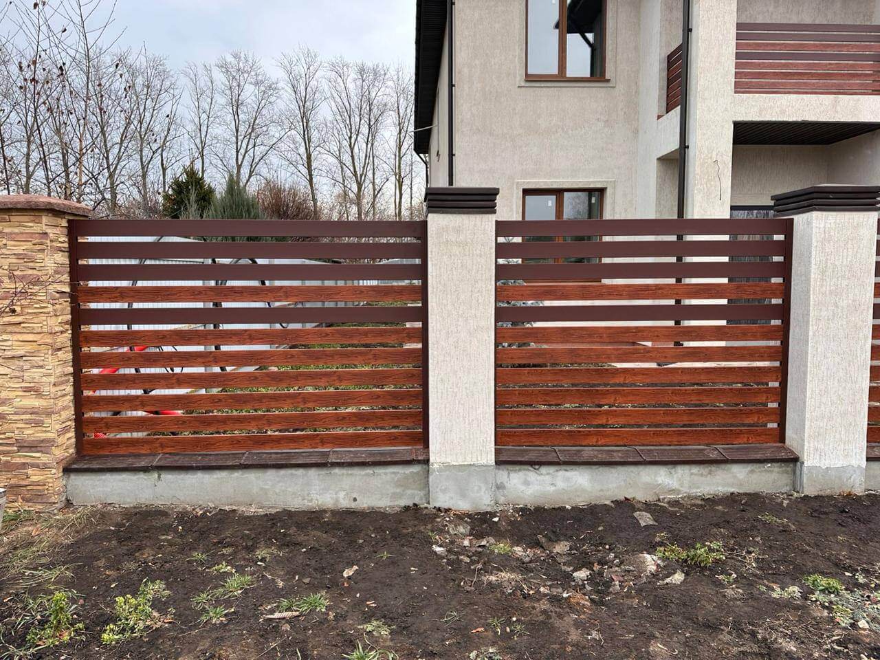 Забор-ранчо из металлопланкена 10м RAL8017 Шоколад МАТТЕ + Темное Дерево (Printech) фото 2 в России