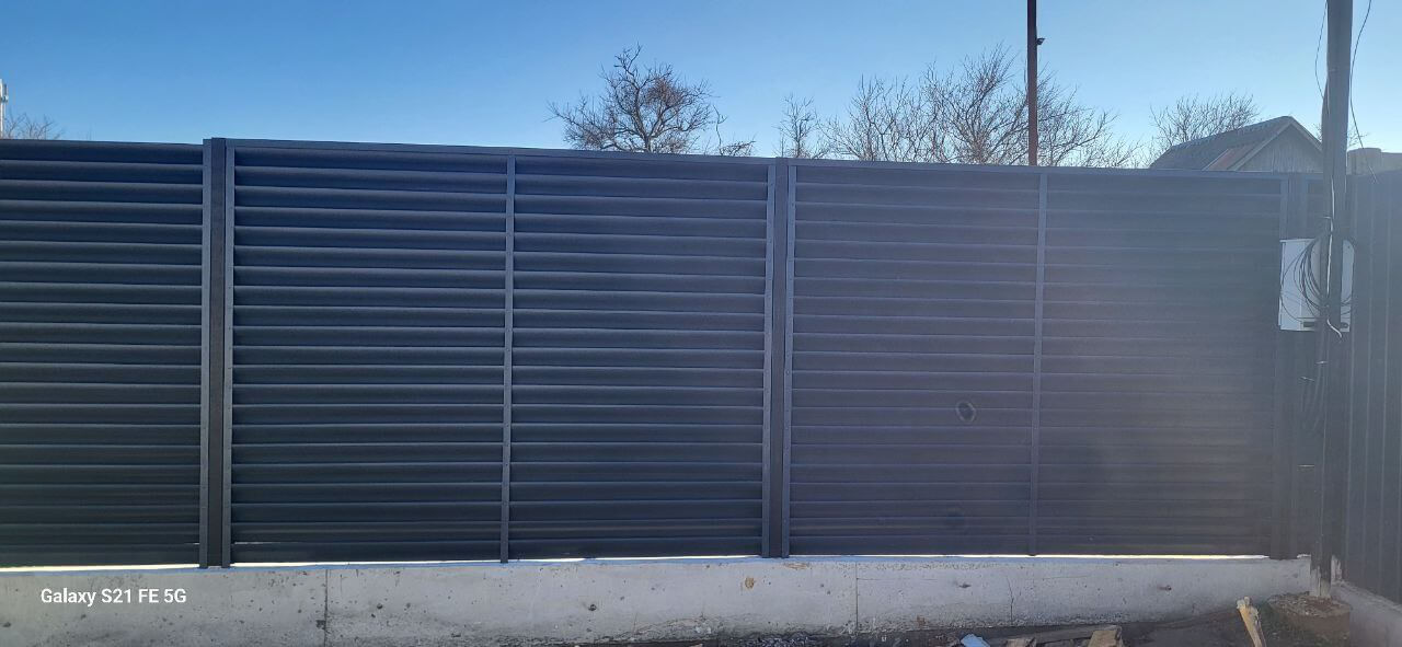 Забор из ламелей еврожалюзи 30м RAL7024/7024 Серый Графит двусторонний фото 6 в России