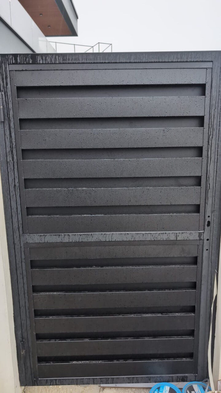 Откатные ворота с калиткой из металлопланкена RAL9005/9005 Черный двусторонний МАТТЕ фото 3 в России