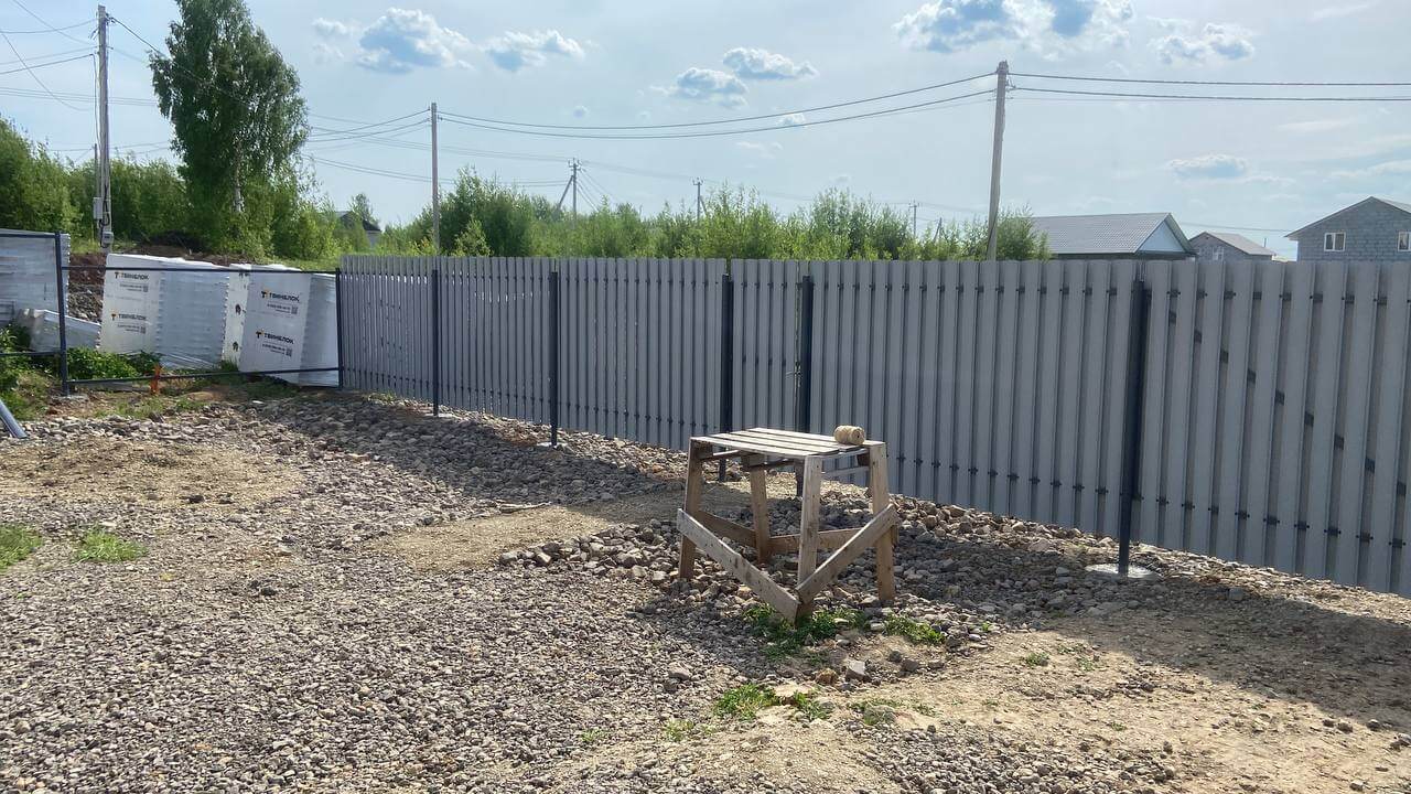Забор из евроштакетника 16м RAL7024 Серый Графит фото 1 в России