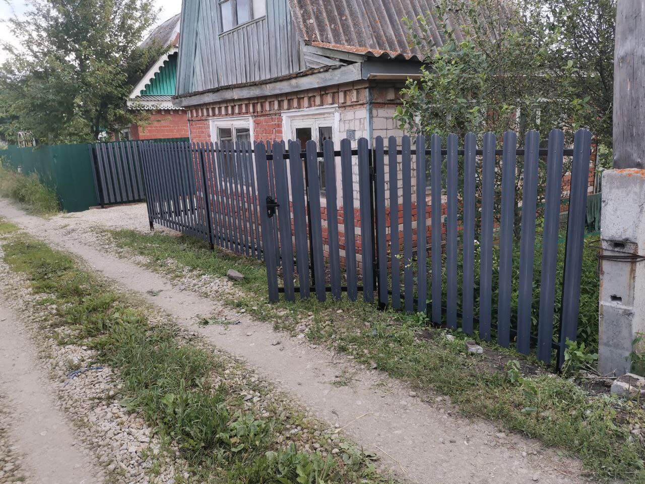 Забор из евроштакетника 7м RAL7024/7024 Серый Графит двусторонний фото 3 в России