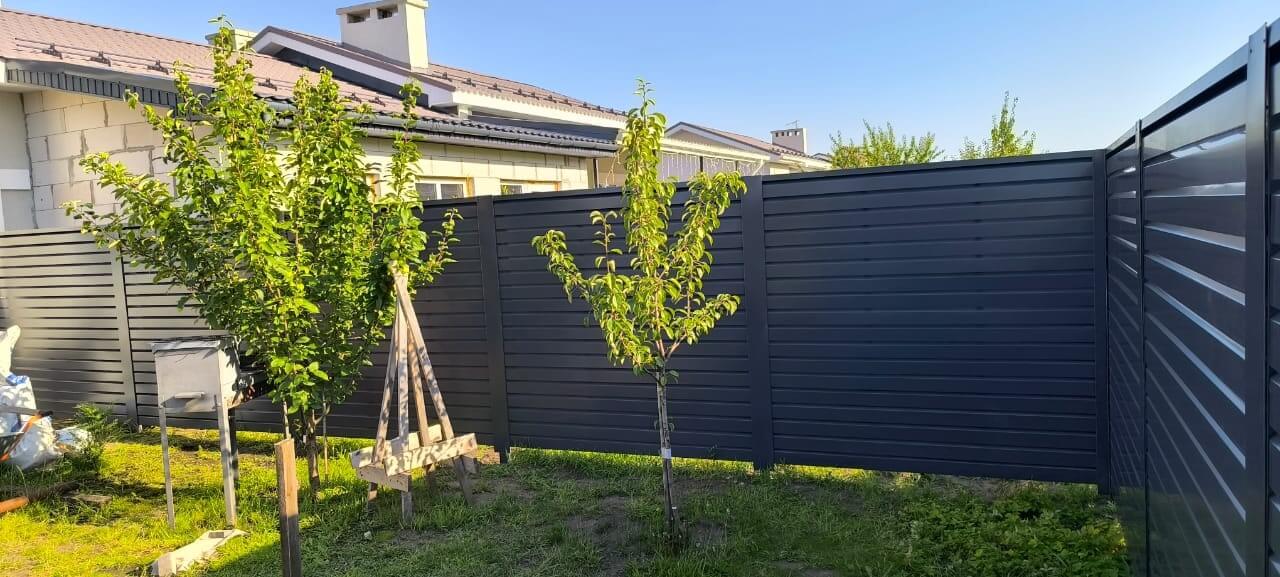 Забор-жалюзи из ламелей Хай-Тек 62м RAL7024/7024 Серый Графит двусторонний фото 4 в России