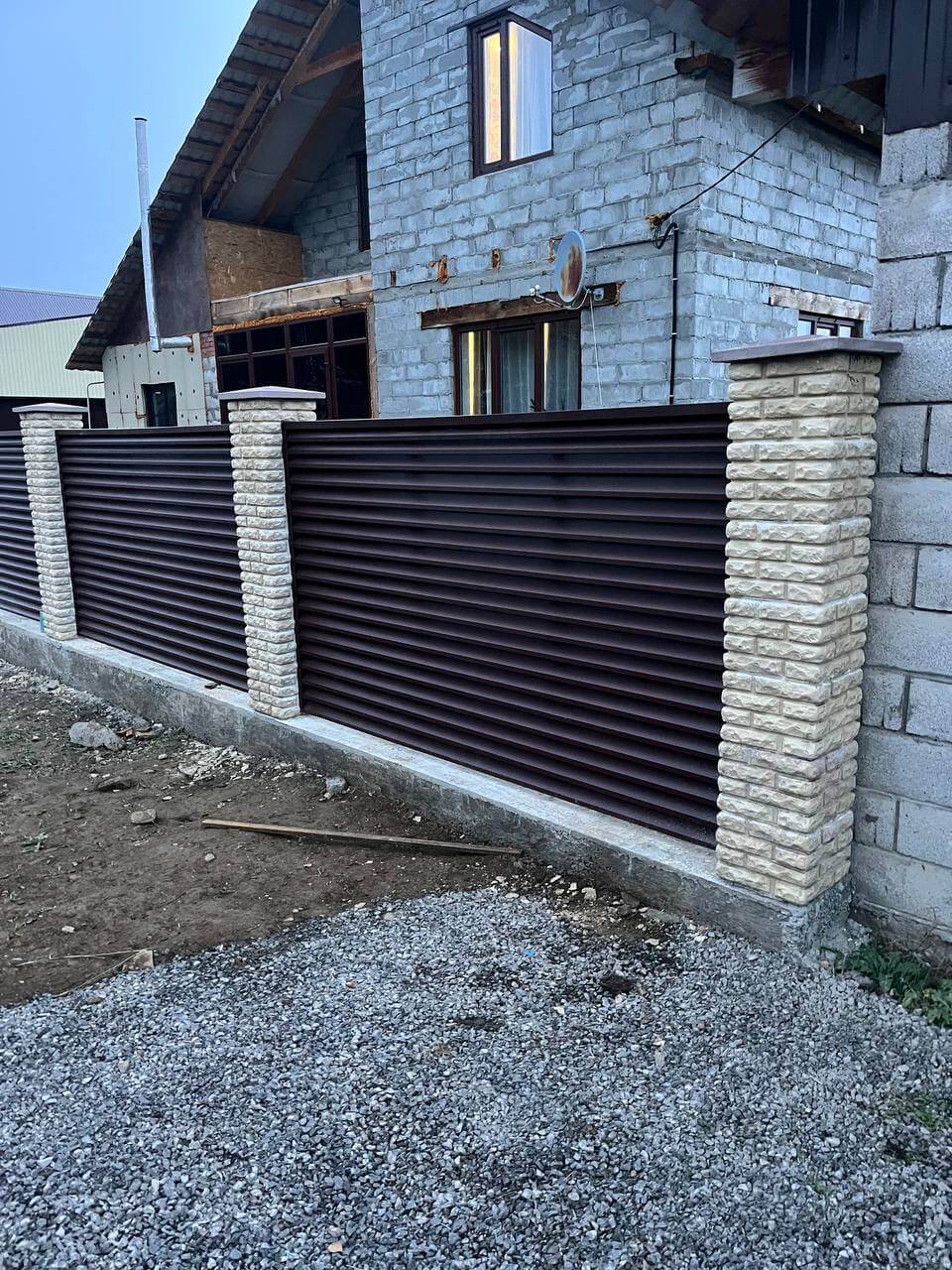 Забор-жалюзи из ламелей ЭКО-Z 18м RAL8017/8017 Шоколад двусторонний фото 2 в России