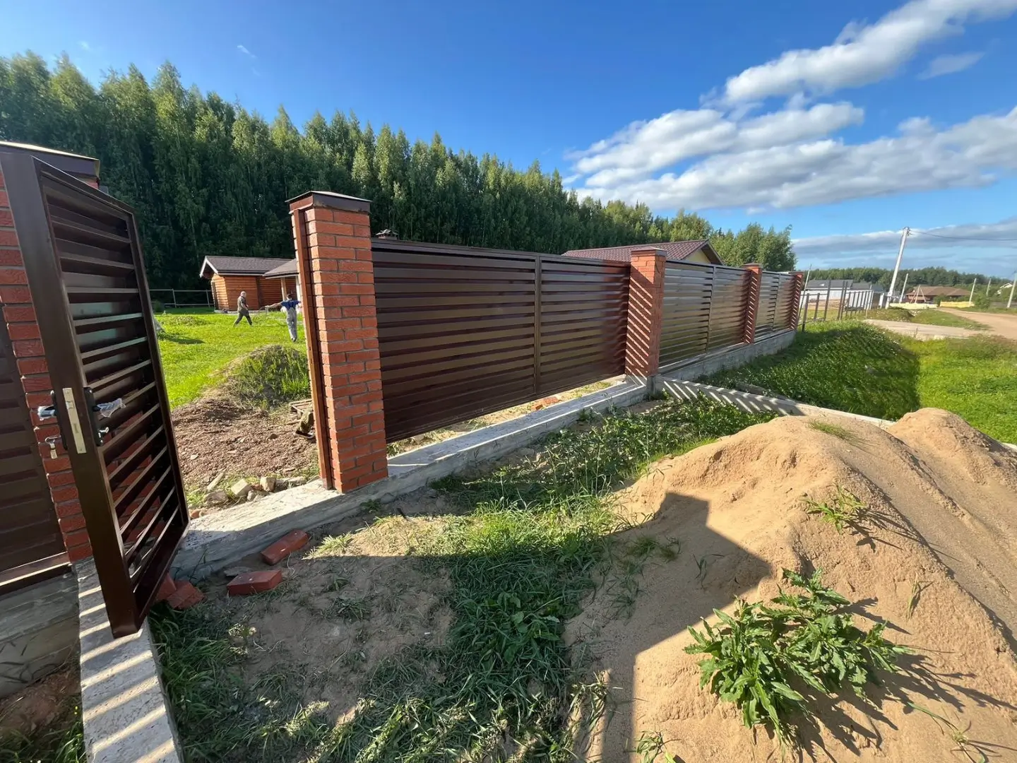 Забор-жалюзи из ламелей Хай-Тек 26м RAL8017/8017 Шоколад двусторонний фото 5 в России