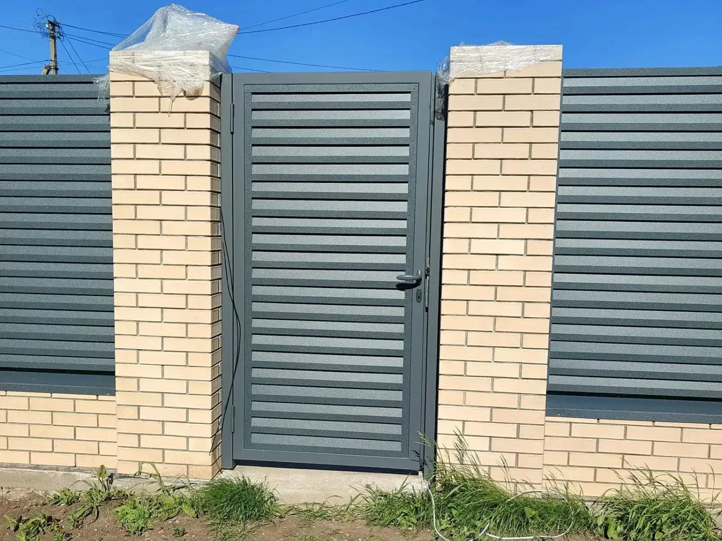 Забор-жалюзи из ламелей Реснички 16м RAL7024 Серый Графит Стальной Бархат фото 2 в России