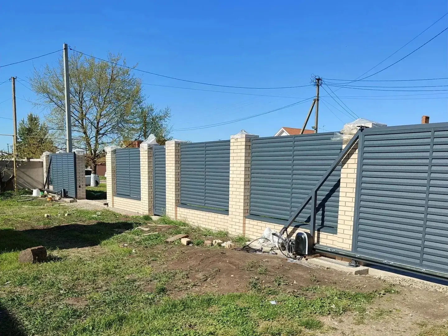 Забор-жалюзи из ламелей Реснички 16м RAL7024 Серый Графит Стальной Бархат фото 1 в России