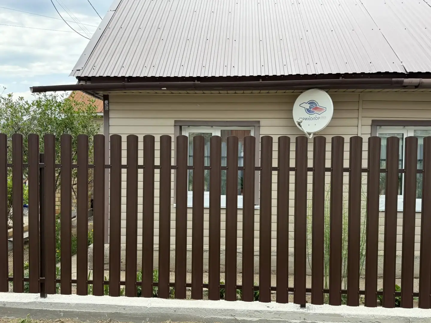 Комбинированный забор из ламелей ЭКО-Z-US и евроштакетника 18м RAL8017 Шоколад МАТТЕ, Полиэстер фото 3 в России