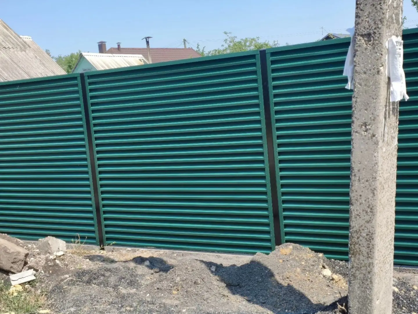 Забор-жалюзи из ламелей ЭКО-Z 24м RAL6005 Зеленый Мох фото 1 в России