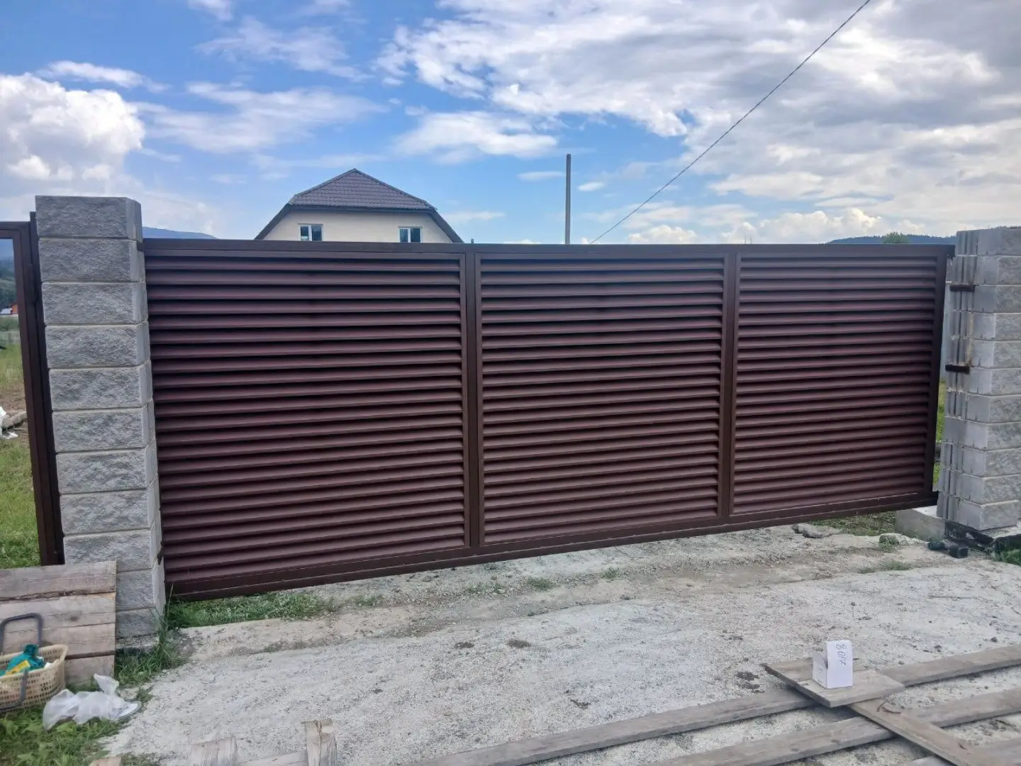 Забор-жалюзи из ламелей ЭКО-Z 16м RAL8017/8017 Шоколад двусторонний МАТТЕ фото 11 в России