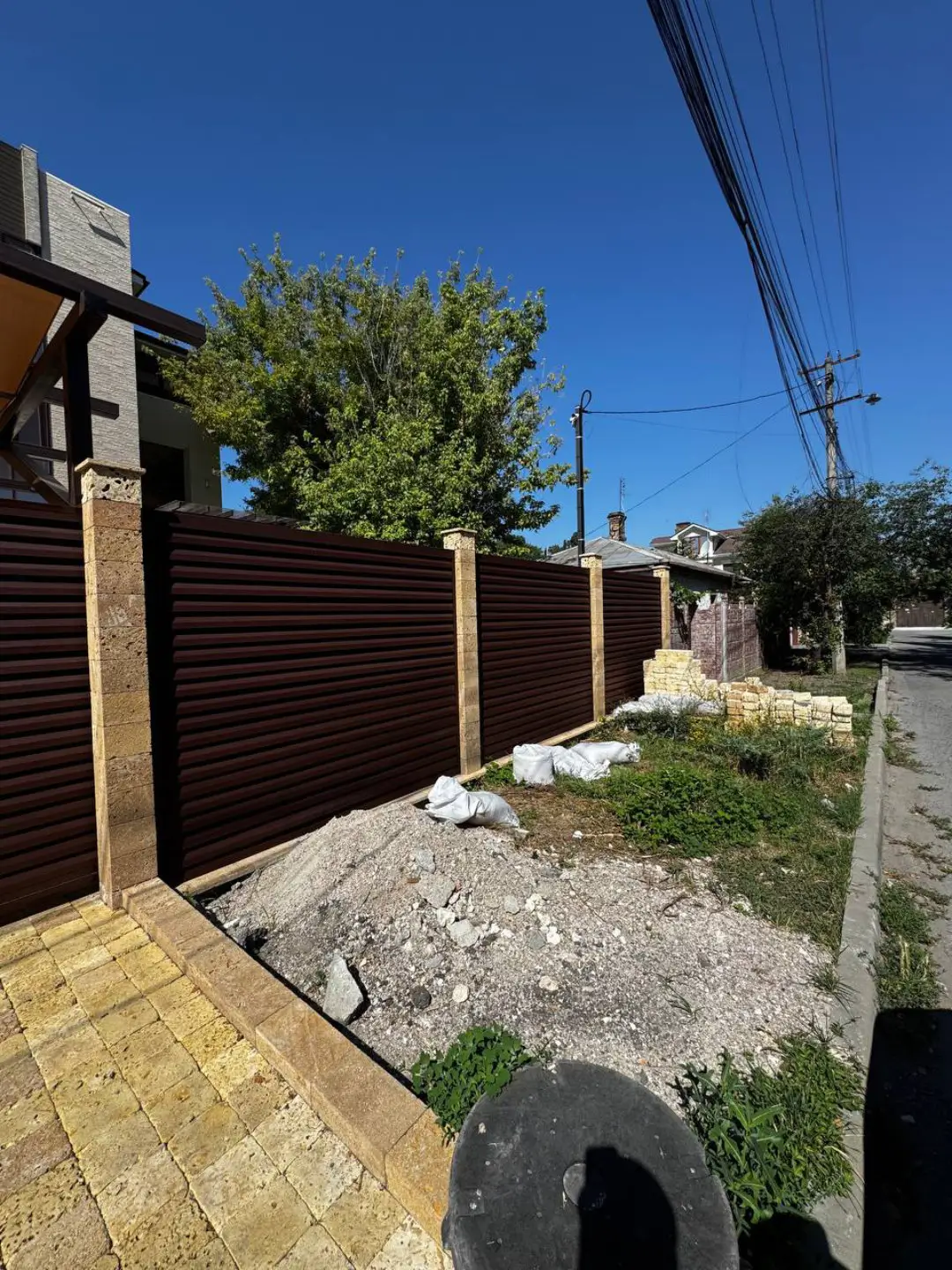 Забор-жалюзи из ламелей Реснички 12м RAL8017 Шоколад МАТТЕ фото 5 в России